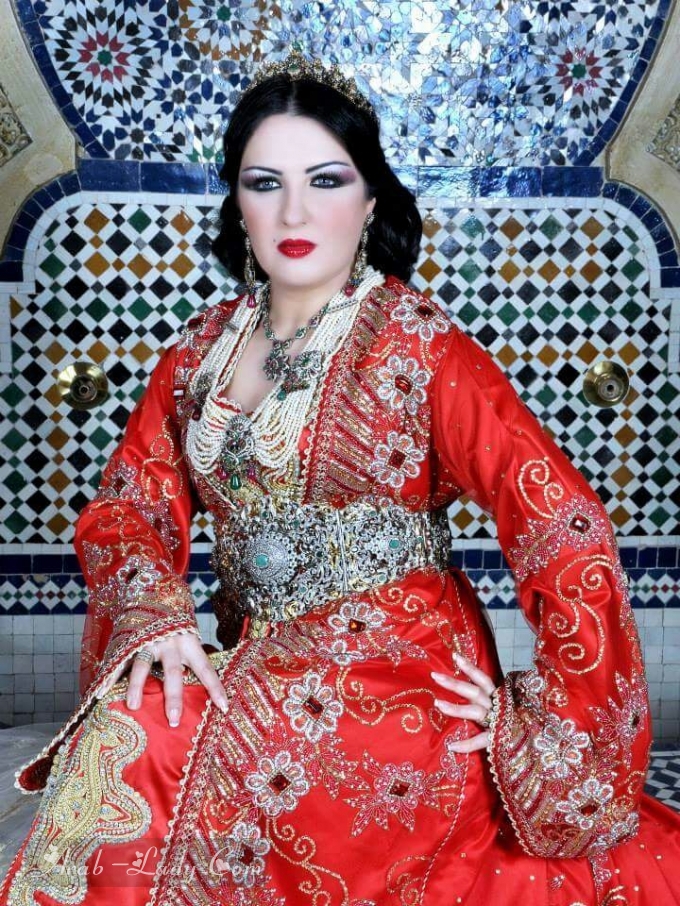 العروس المغربية ملكة متوجة في قفطان مطرز بالأحجار الكريمة